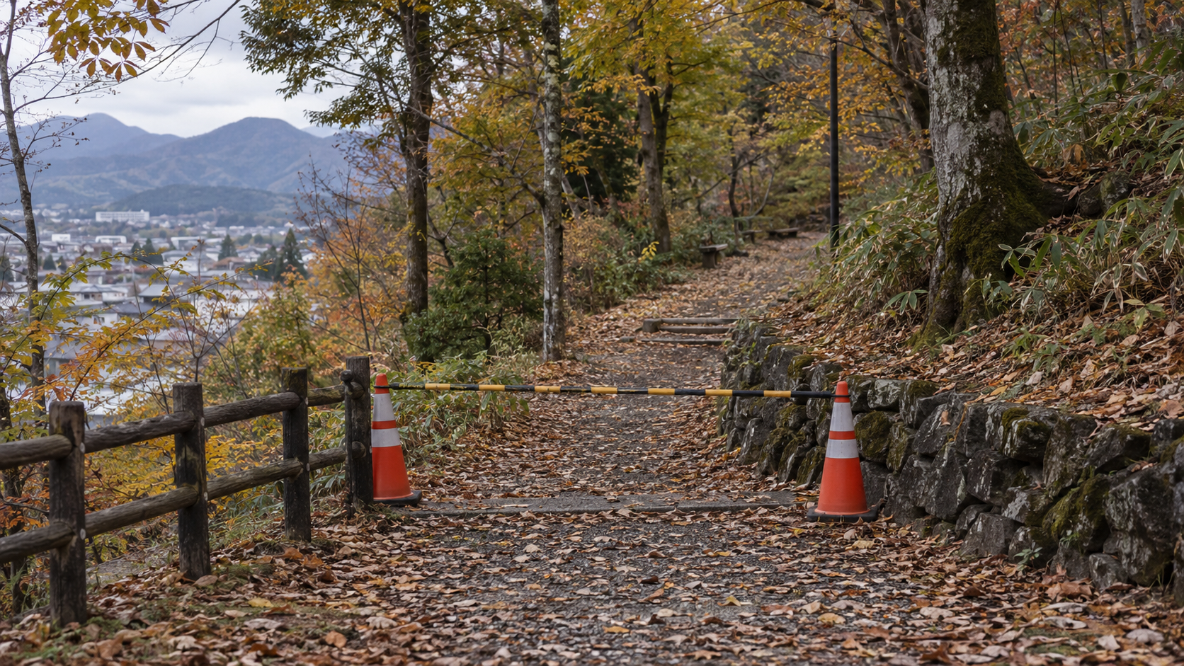 山道の入口に通行規制が設けられたイメージ。地附山公園の実景ではありません。